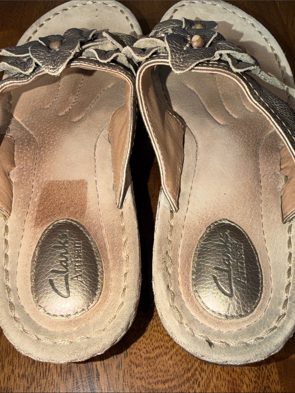 Clarks Artisan women’s 10 Metallic Gold Floral Wedge Thong Sandals - Picture 4 of 11